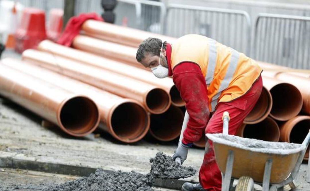 El número de ERTE presentados por empresas en Euskadi se ha incrementado en 1.703 en un solo día, al pasar de los 8.932 registrados el martes a los 10.635 que se contabilizan este miércoles, que ya afectan a 80.979 trabajadores.