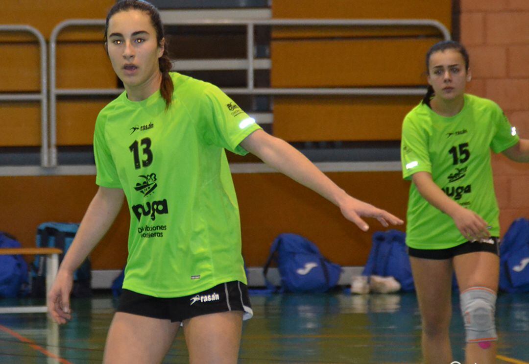 María Cardona y Elena Hierro jugando con el Club Handbol Xàbia.