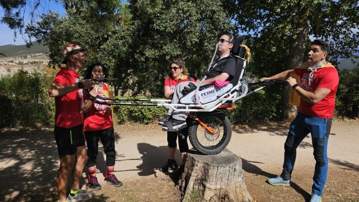 Varios "duchennitos" subirán a la peña Oroel de Jaca con la ayuda de unas sillas especiales llamadas Jöelette