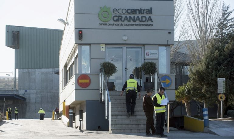 Varios trabajadores en la Planta de Residuos de Alhendín (Granada), donde este sábado un de 33 años ha fallecido después de que le haya caído encima un contenedor