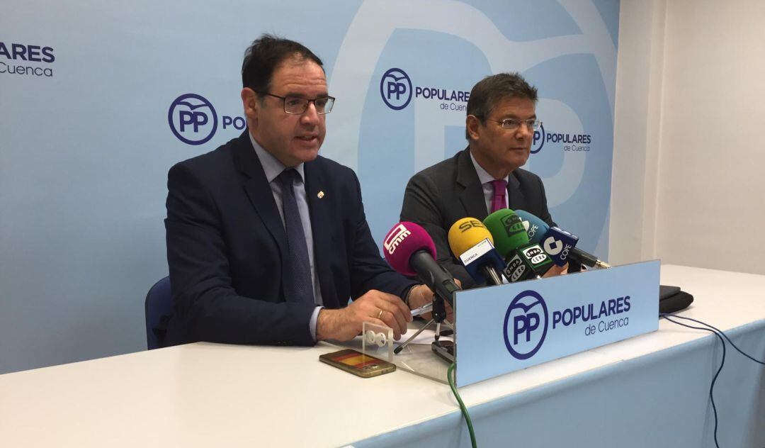 Rafael Catalá (d) con Benjamín Prieto (i)