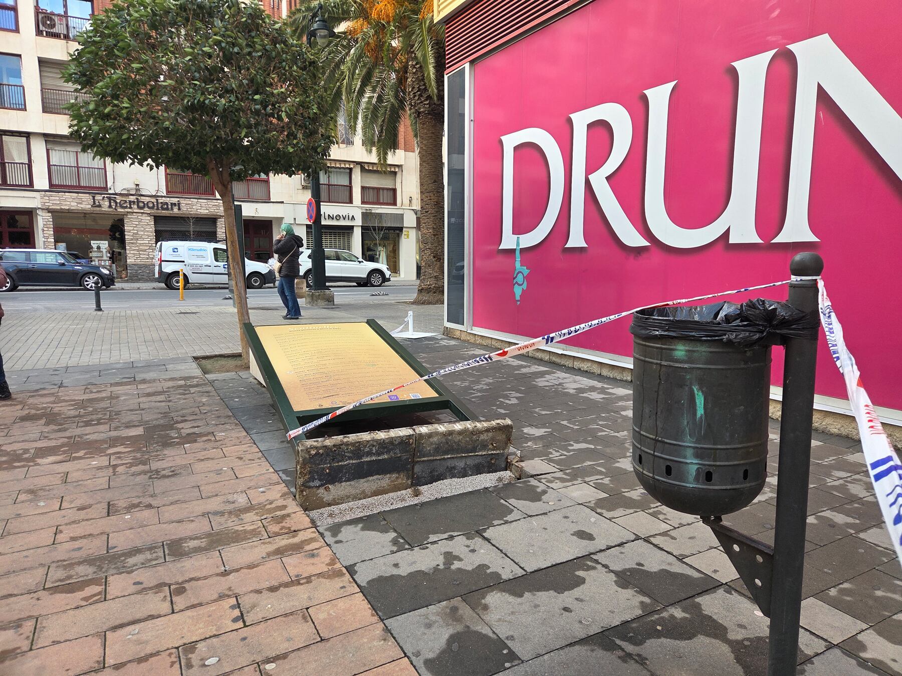 Un panel decorativo en el suelo junto al Centro Comercial Alzamora