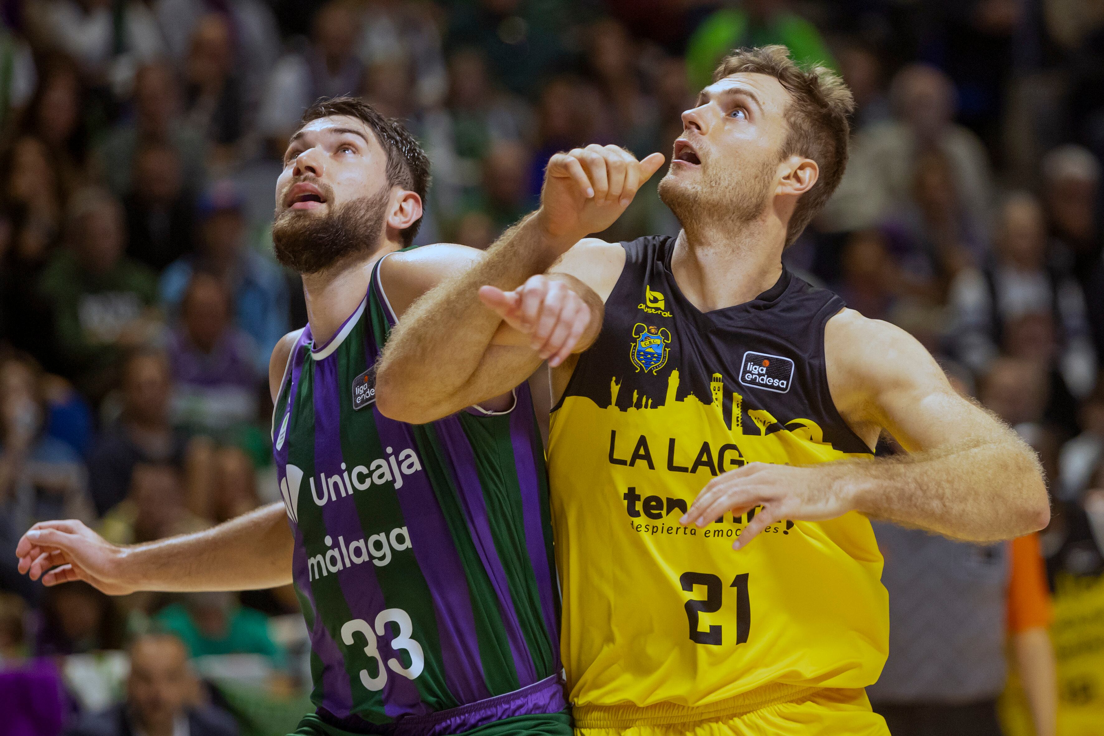 MÁLAGA, 30/11/2024.- El jugador del Unicaja Killian Tillie (i) lucha por un rebote con Tim Abromaitis, del Tenerife, durante el partido de la Liga Endesa que Unicaja y La Laguna Tenerife disputan este sábado en el Palacio de los Deportes José María Martín Carpena, en Málaga. EFE/Álvaro Cabrera
