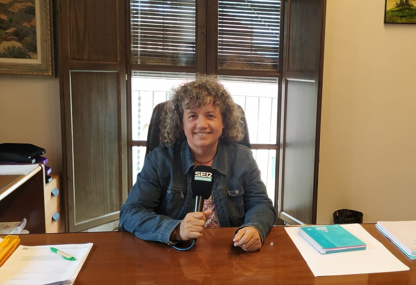 Montse Castellarnau, alcaldessa d&#039;Altafulla al seu despatx.