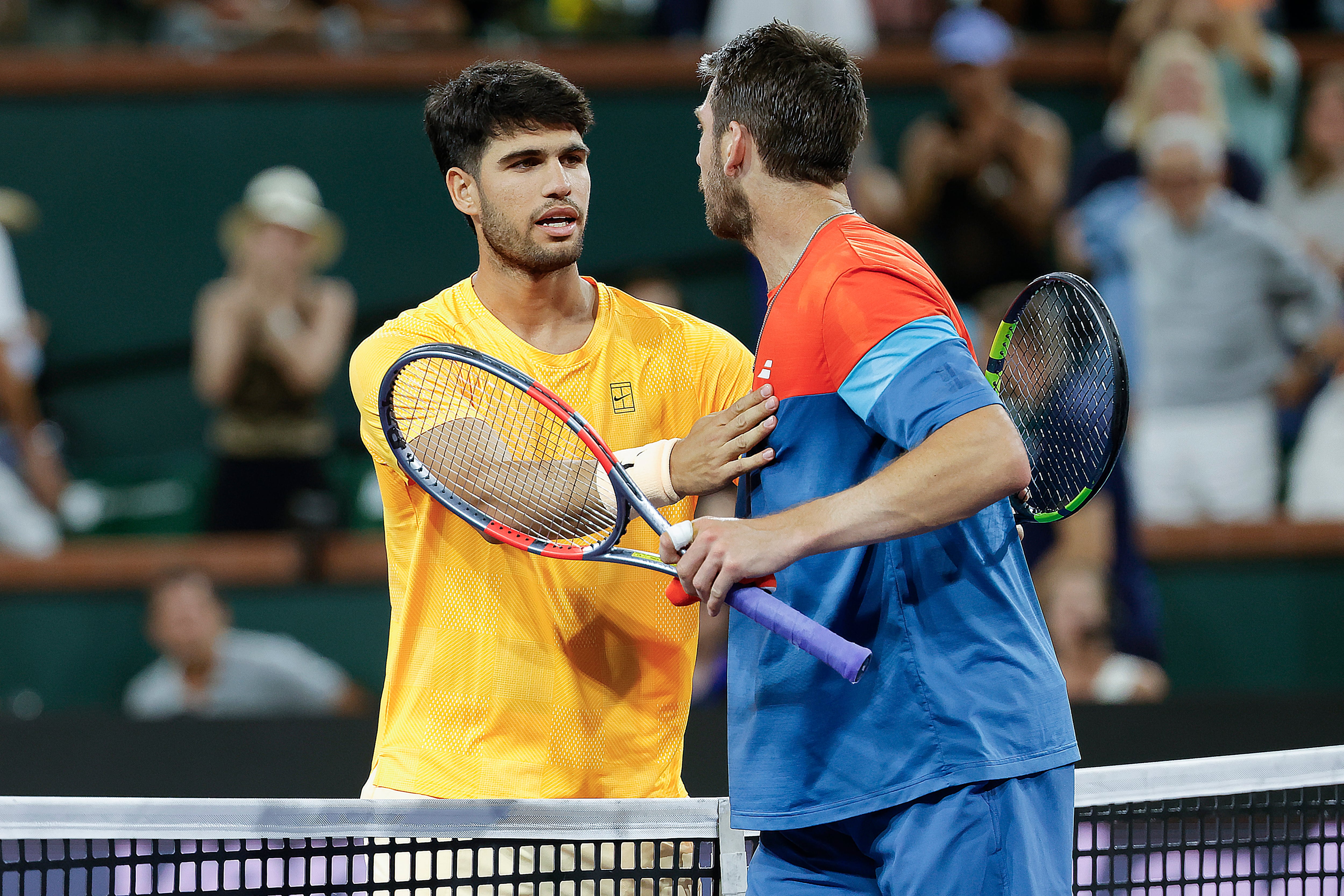 INDIAN WELLS (United States), 13/03/2026.- Carlos Alcaraz of Spain (L) greets Cameron Norrie of Great Britian (R) after his win during the mens singles quarterfinals match against Cameron Norrie of Great Britain on day 9 of the BNP Paribas Open tennis tournament in Indian Wells, California, USA, 12 March 2026. (Tenis, Gran Bretaña, España, Reino Unido) EFE/EPA/JOHN G. MABANGLO