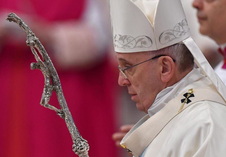 Una foto de archivo del Papa Francisco oficiando la misa dedicada a la Virgen Maria en la basílica de San Pedro del Vaticano.