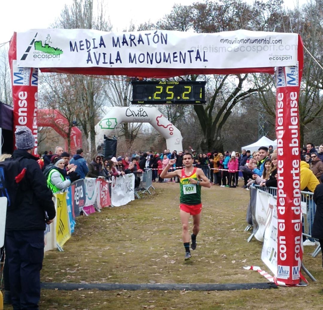 Luis Miguel Sánchez Blanco entra como vencedor en la meta del &#039;Cross Ciudad de Ávila&#039;