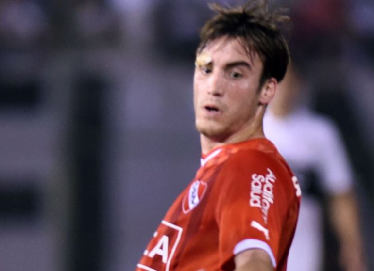 Nicolás Tagliafico, en una acción con Independiente