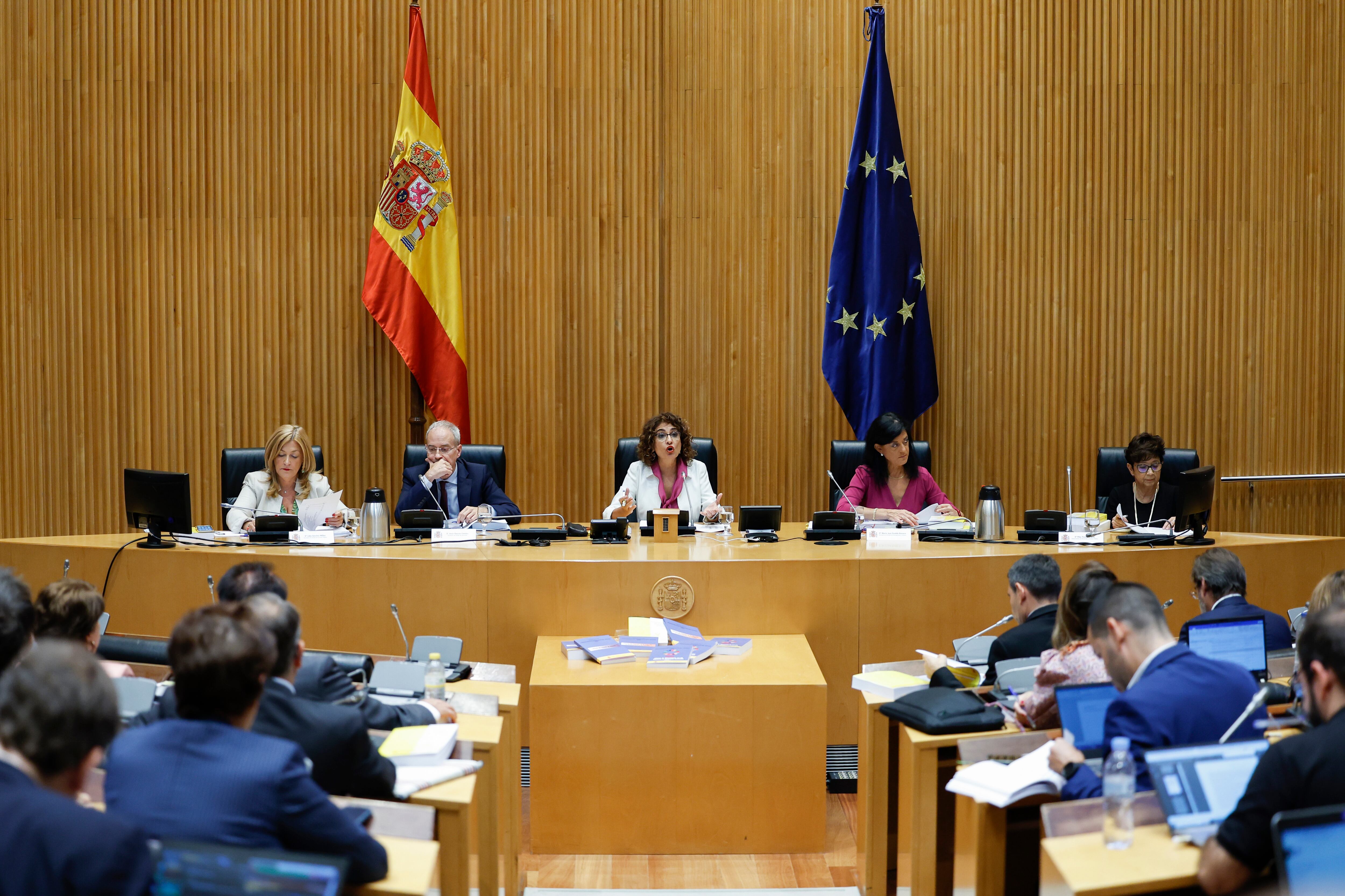 MADRID, 06/10/2022.- La ministra de Hacienda, María Jesús Montero (c), durante la presentación de los Presupuestos 2023, este jueves en el Congreso. EFE/Chema Moya
