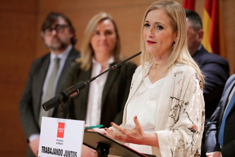 La presidenta de la Comunidad de Madrid, Cristina Cifuentes, se reúne con los representantes de todas las asociaciones del taxi de la región madrileña para conocer de primera mano sus reivindicaciones y avanzar en las iniciativas del Gobierno regional par