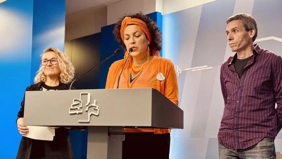 Patricia Campelo (PSE), Amankay Villalba (EH Bildu) y Jon Hernandez (Sumar)