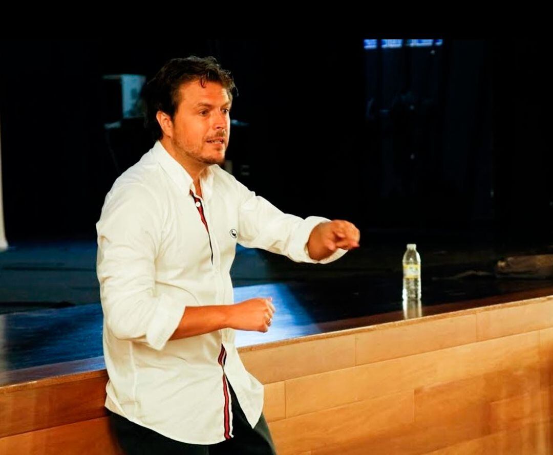 El escritor y guionista alcoyano en una charla