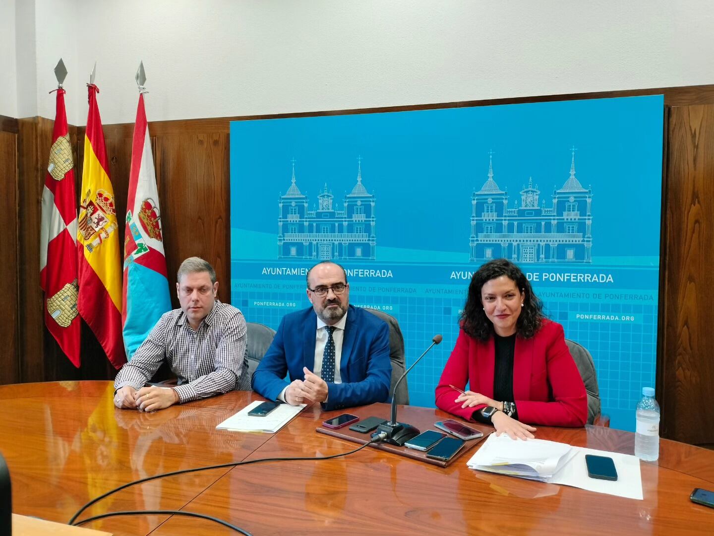 El alcalde, Marco Morala junto a Lidia Coca e Iván Alonso