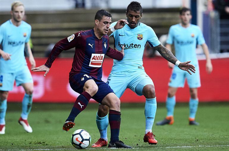 Dani García protege el balón ante lapresión de Paulinho