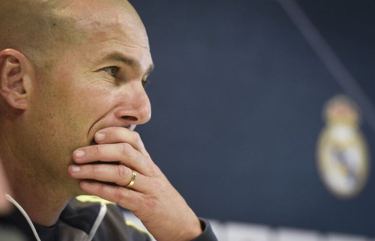 El entrenador del Real Madrid, Zinedine Zidane, durante la rueda de prensa que ofreció tras el entrenamiento que la plantilla merengue realizó en la ciudad deportiva de Valdebebas