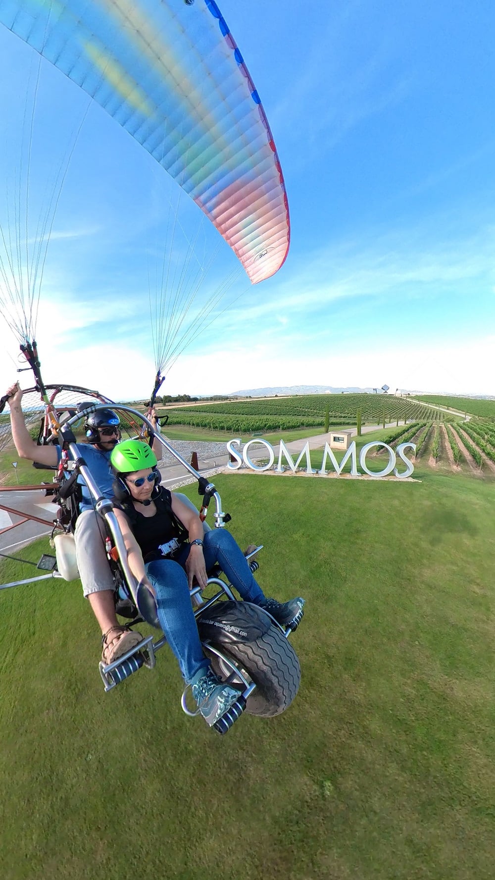 La nueva propuesta de Bodega Sommos es volar en paramotor sobre los viñedos. Foto: Bodega Sommos