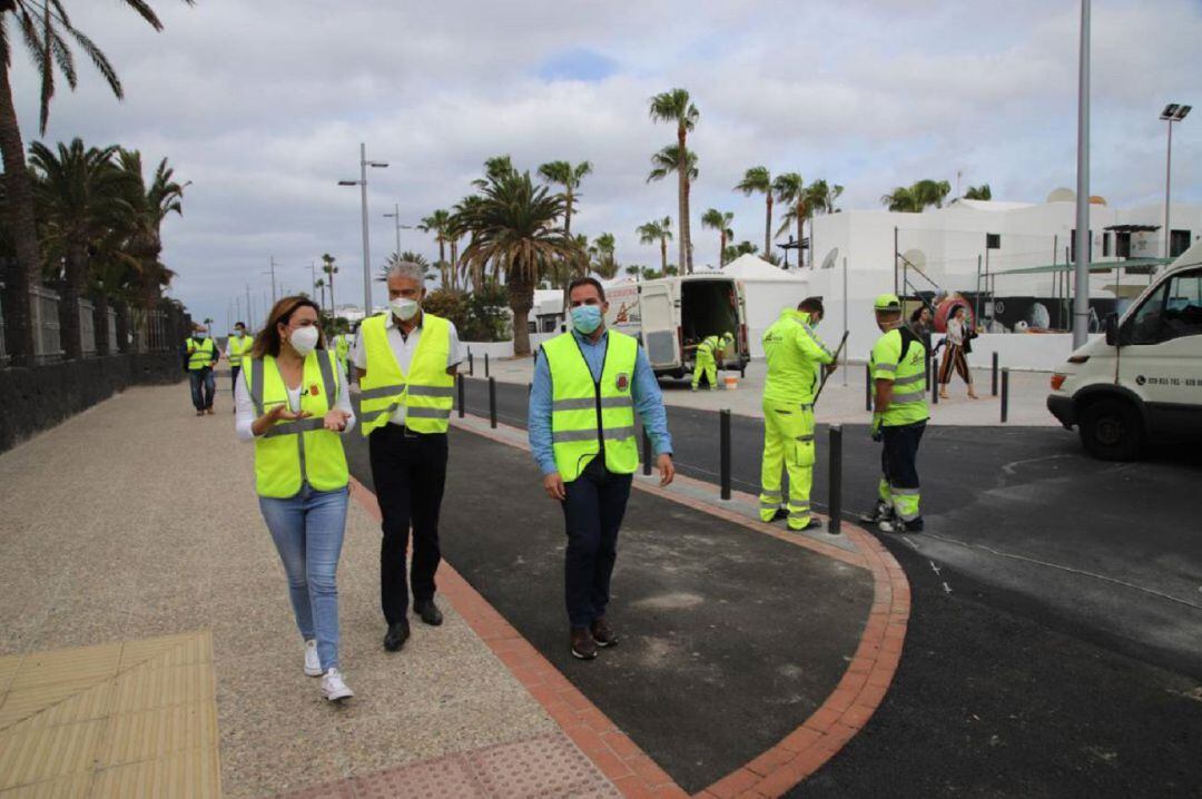 María Dolores Corujo, presidenta del Cabildo de Lanzarote, visitando uno de los tramos del carril bici en Puerto del Carmen.