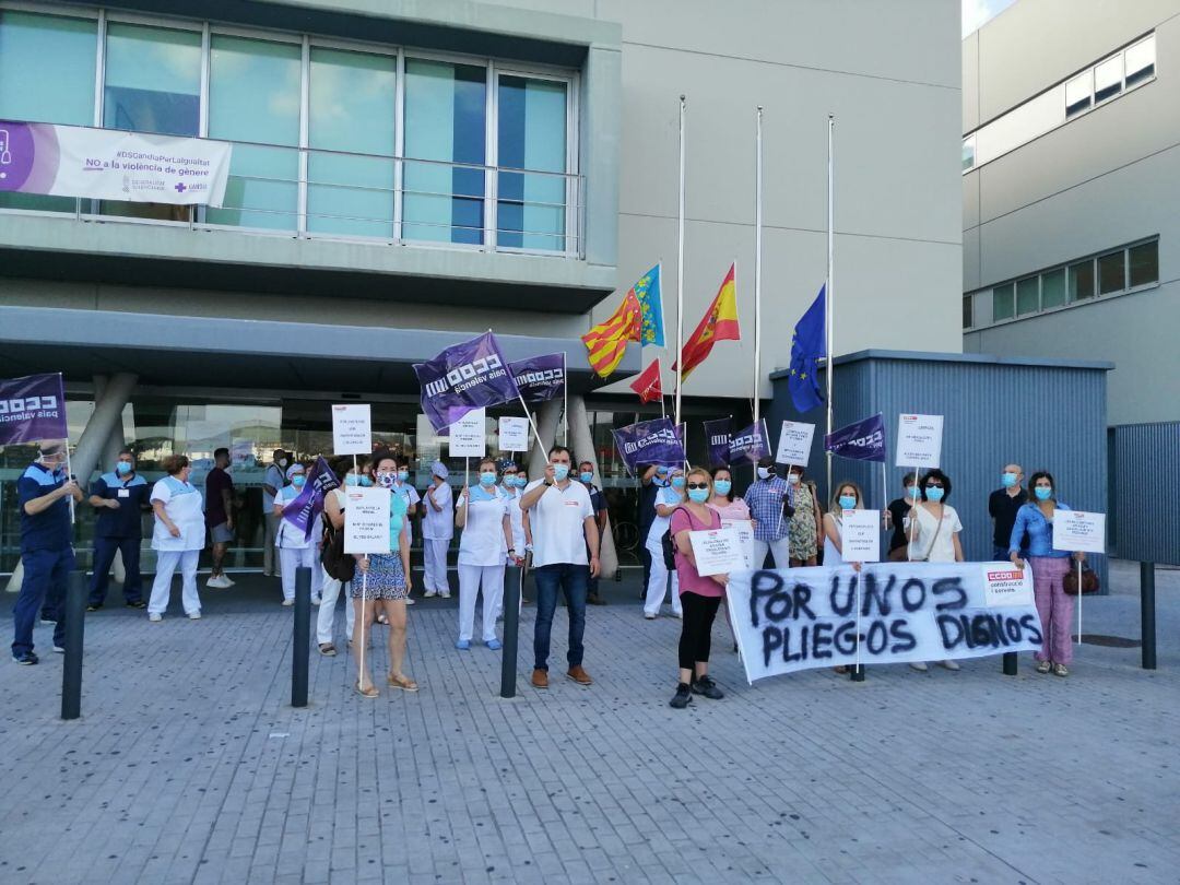 Concentración de los trabajadores de la limpieza a las puertas del hospital de Gandia  