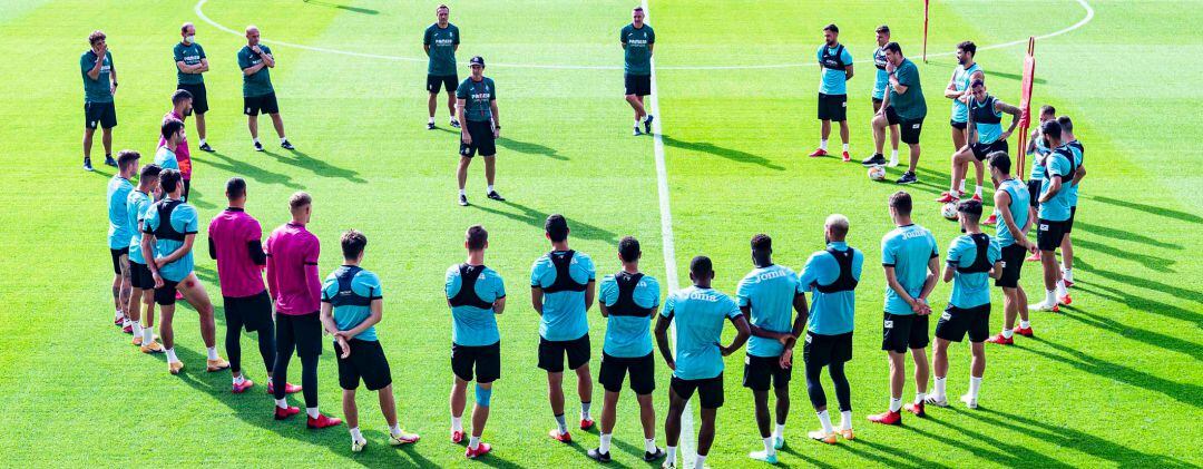 La plantilla del Villarreal escucha a Emery en el último entrenamiento previo al partido