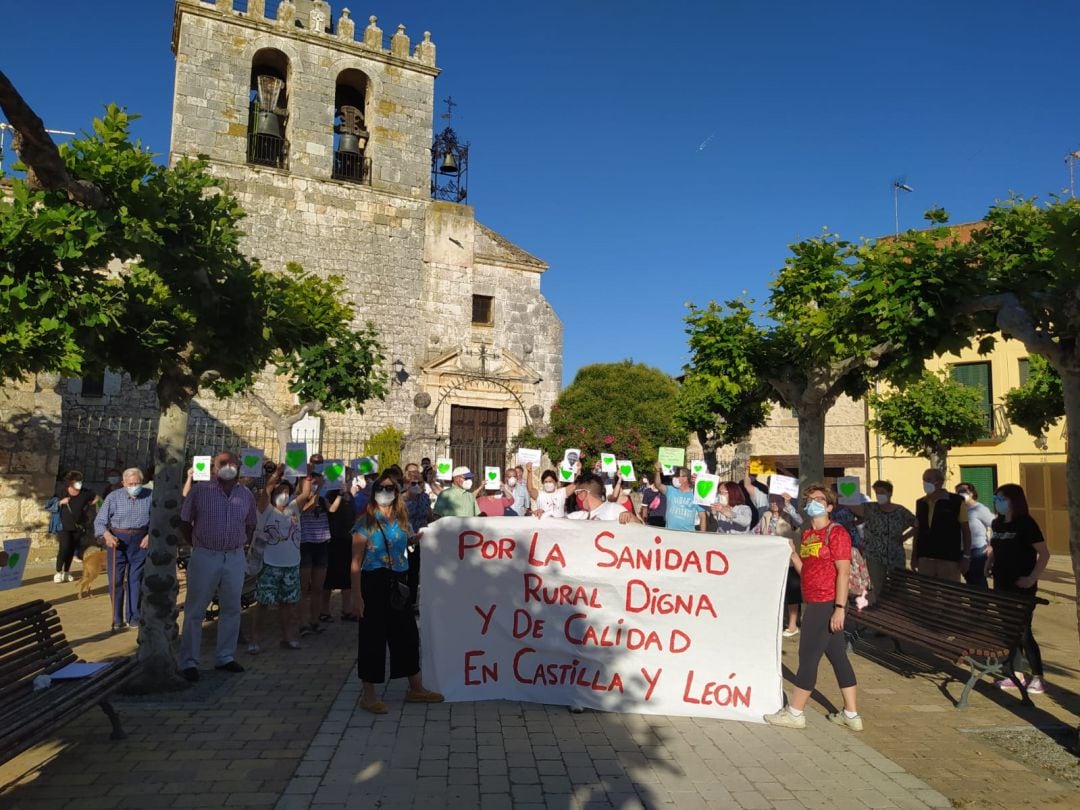 Varias decenas de vecinos de Fuentecén se manifiestan por la sanidad