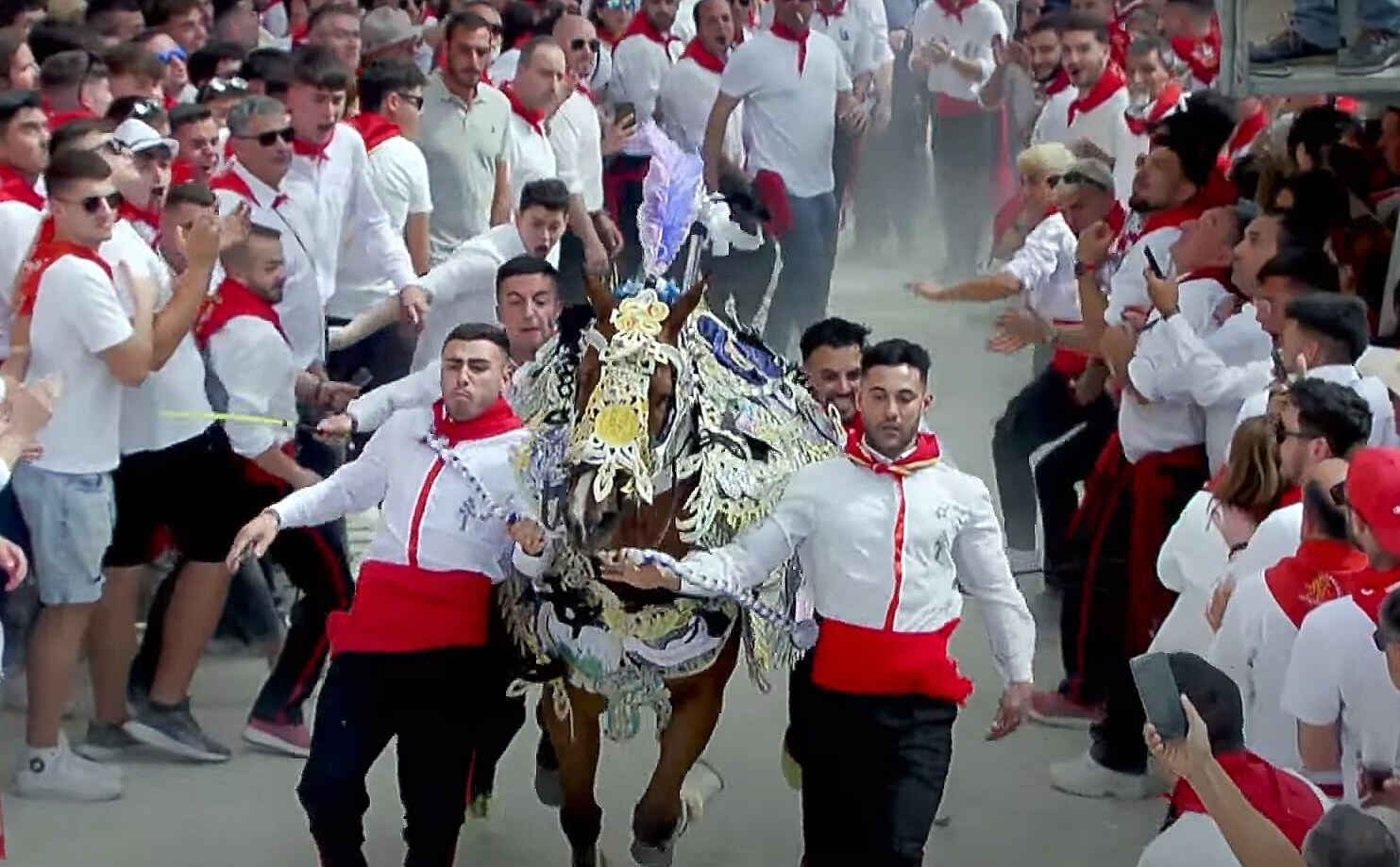 La yegua &#039;Retama&#039; junto a los caballistas de la Peña Terremoto en plena carrera