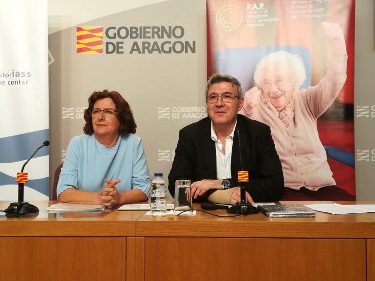 La consejera Mariví Broto, y el director del IASS, Joaquín Santos, en la presentación del balance de atención a la dependencia 