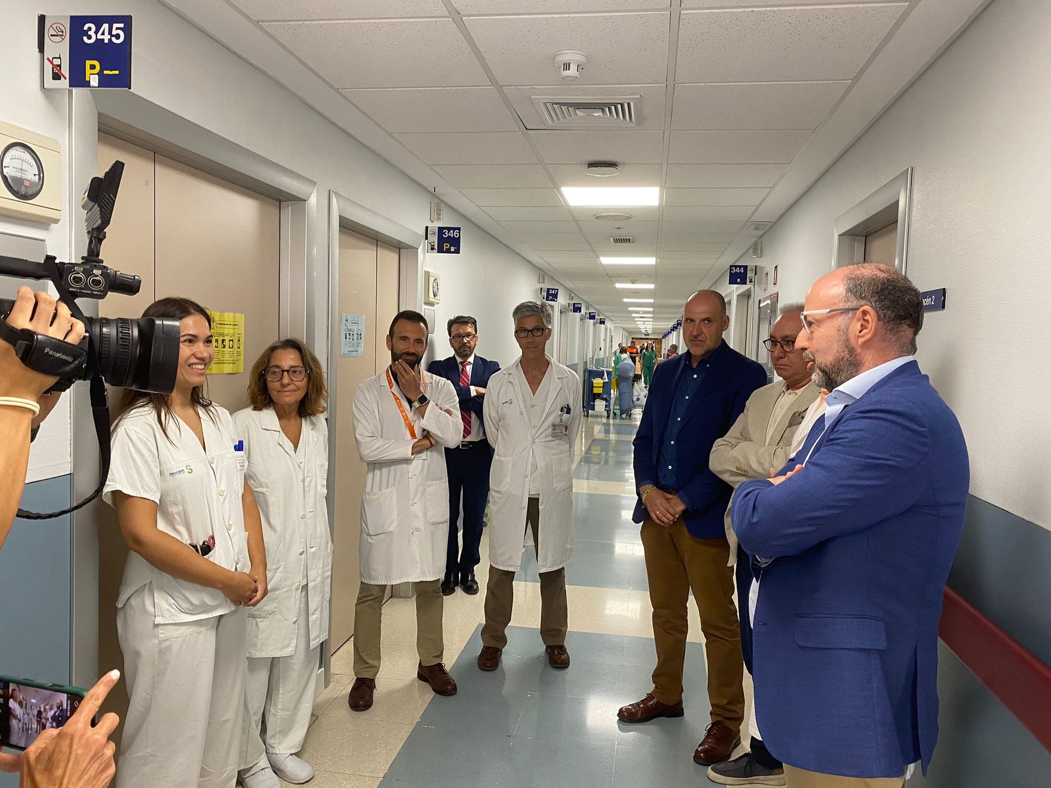 Alberto Jara, director del SESCAM, y David Gómez, delegado de la Junta en Talavera, junto con personal del Hospital Nuestra Señora del Prado