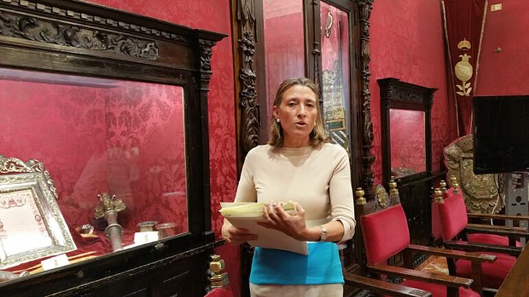 Isabel Nieto, concejala de Urbanismo de Granada, en el Salón de Comisiones del Ayuntamiento tras una rueda de prensa