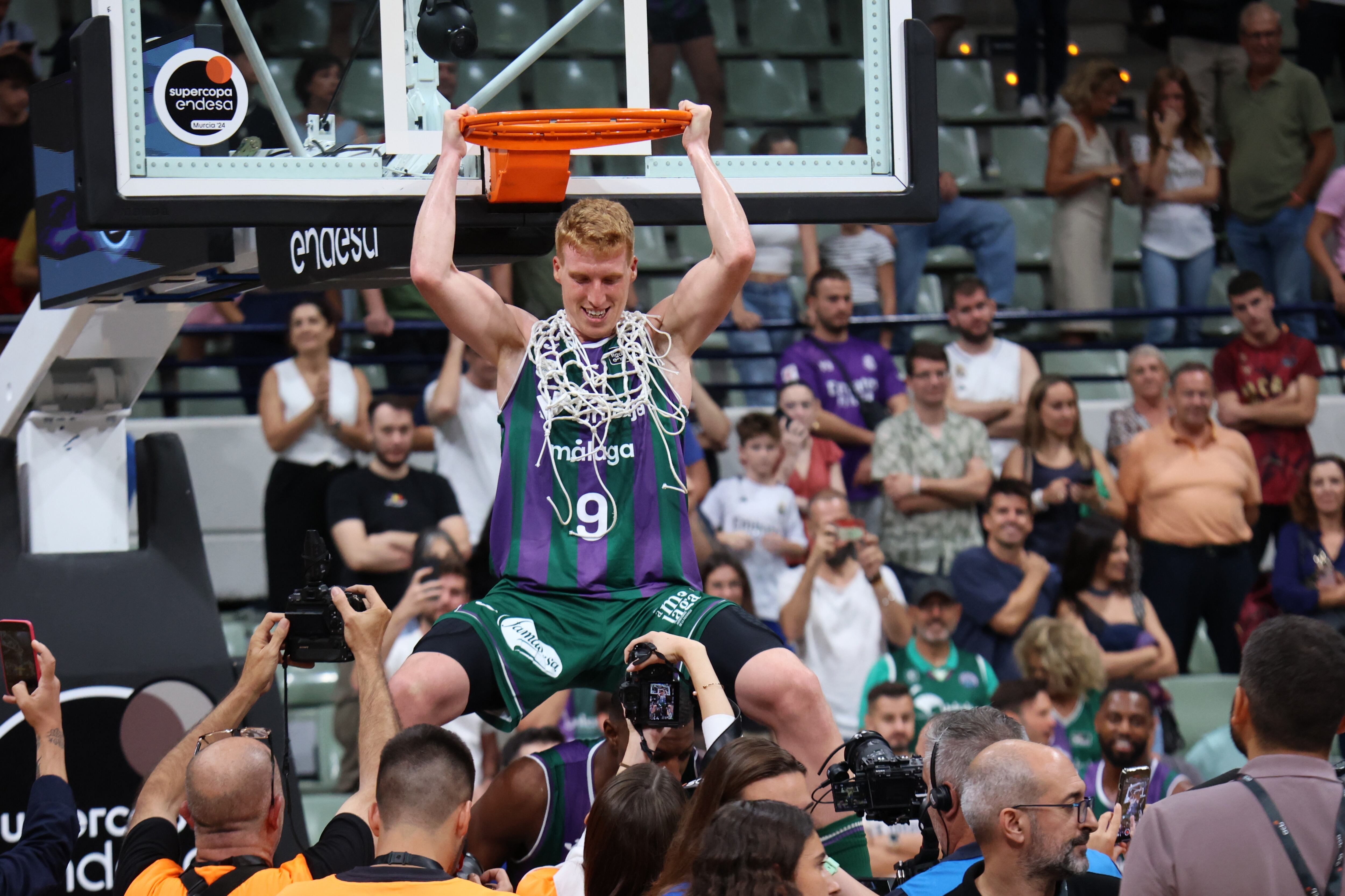 MURCIA, 22/09/2024.- El jugador de Unicaja, Alberto Díaz, celebra su victoria en la final de la Supercopa de baloncesto tras derrotar al Real Madrid en el encuentro que han disputado hoy Domingo en el Palacio de los Deportes de Murcia. EFE/Juan Carlos Caval.
