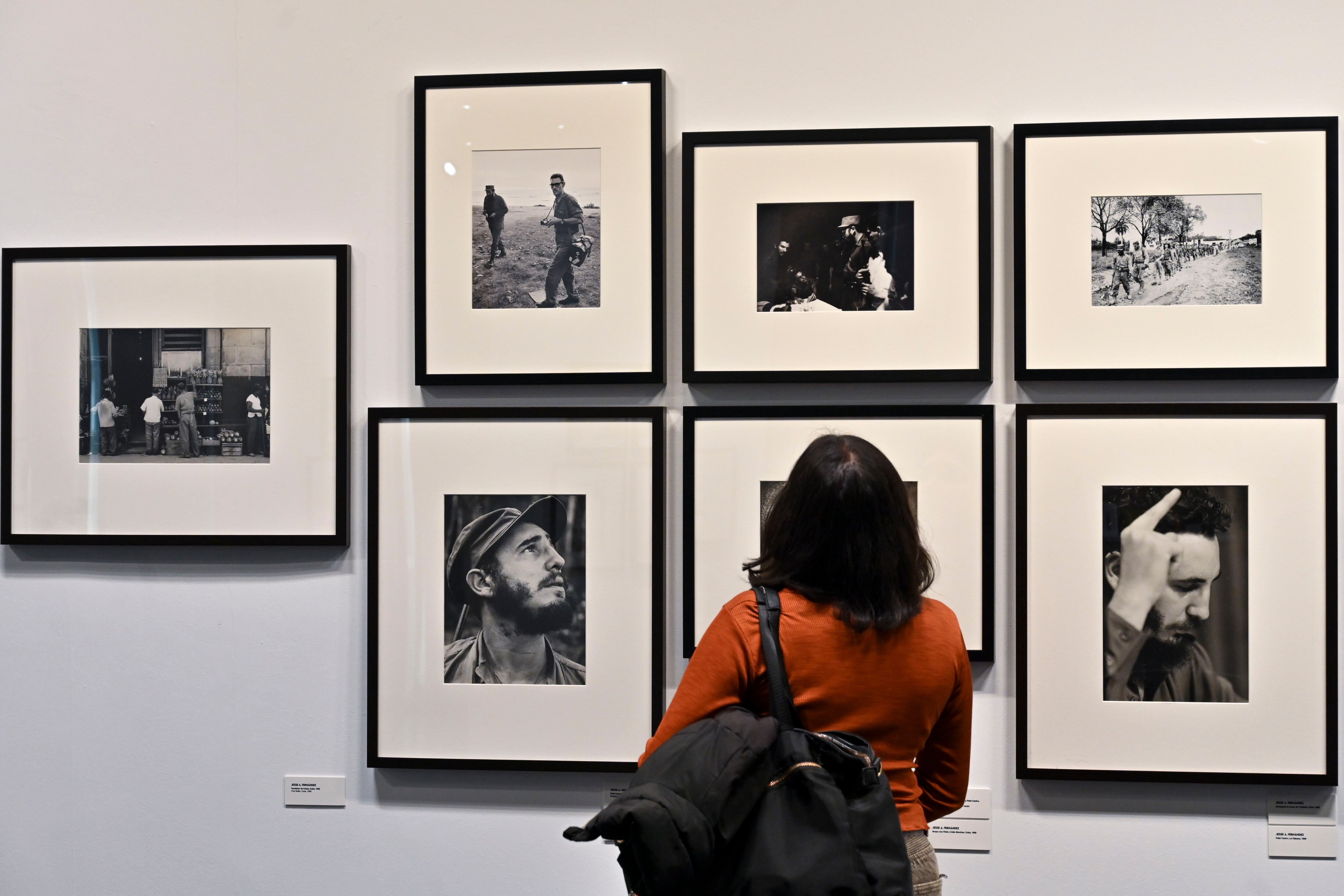 PALENCIA, 04/05/2025.- Un visitante observa algunas de las fotografías que componen la muestra del Festival Internacional de Fotografía de Castilla y León, que presenta 590 fotografías de 15 artistas internacionales en 13 espacios de Palencia. EFE/ Almudena Álvarez
