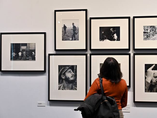 PALENCIA, 04/05/2025.- Un visitante observa algunas de las fotografías que componen la muestra del Festival Internacional de Fotografía de Castilla y León, que presenta 590 fotografías de 15 artistas internacionales en 13 espacios de Palencia. EFE/ Almudena Álvarez