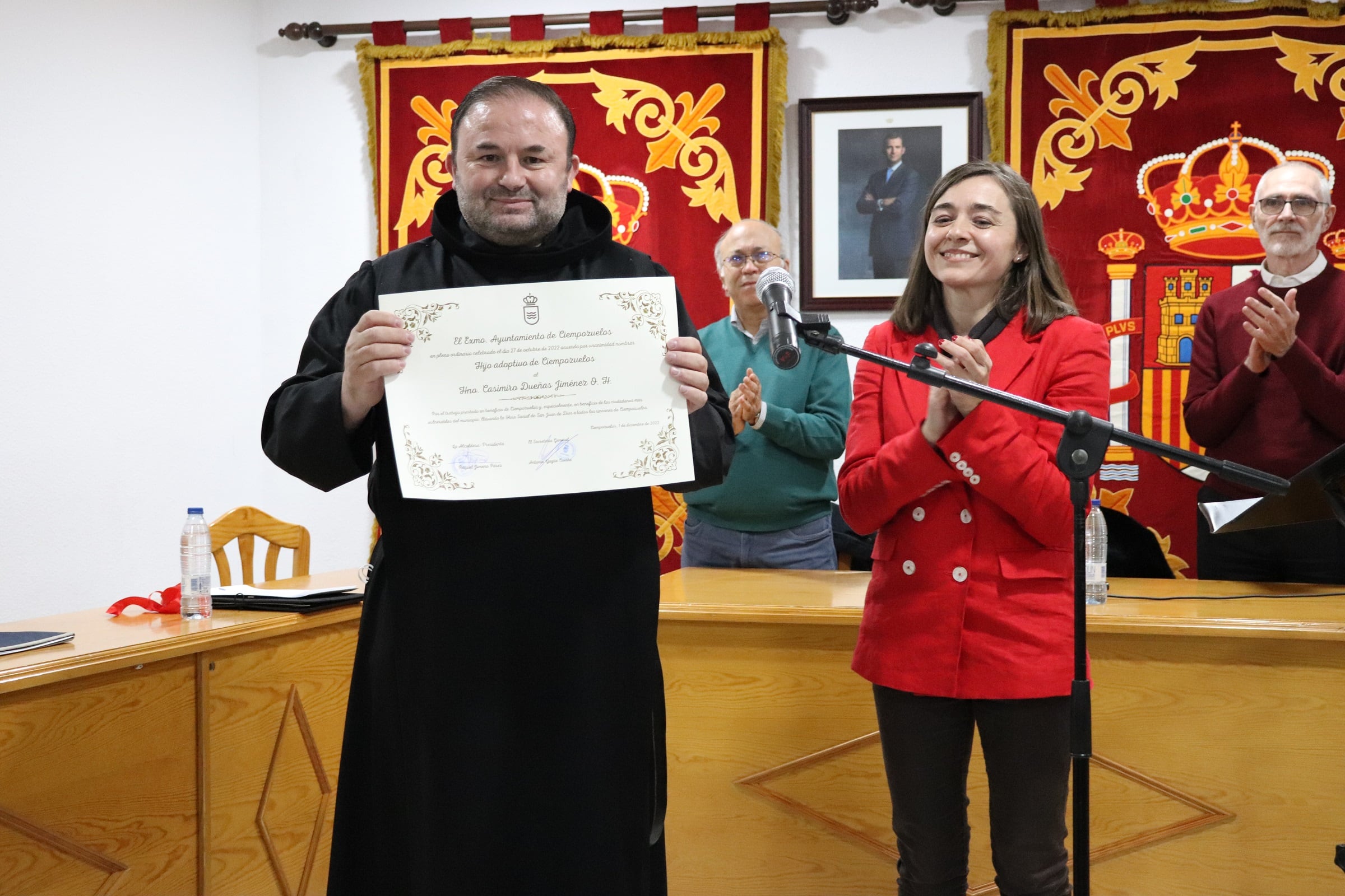 El Hermano Casimiro Dueñas con su reconocimiento