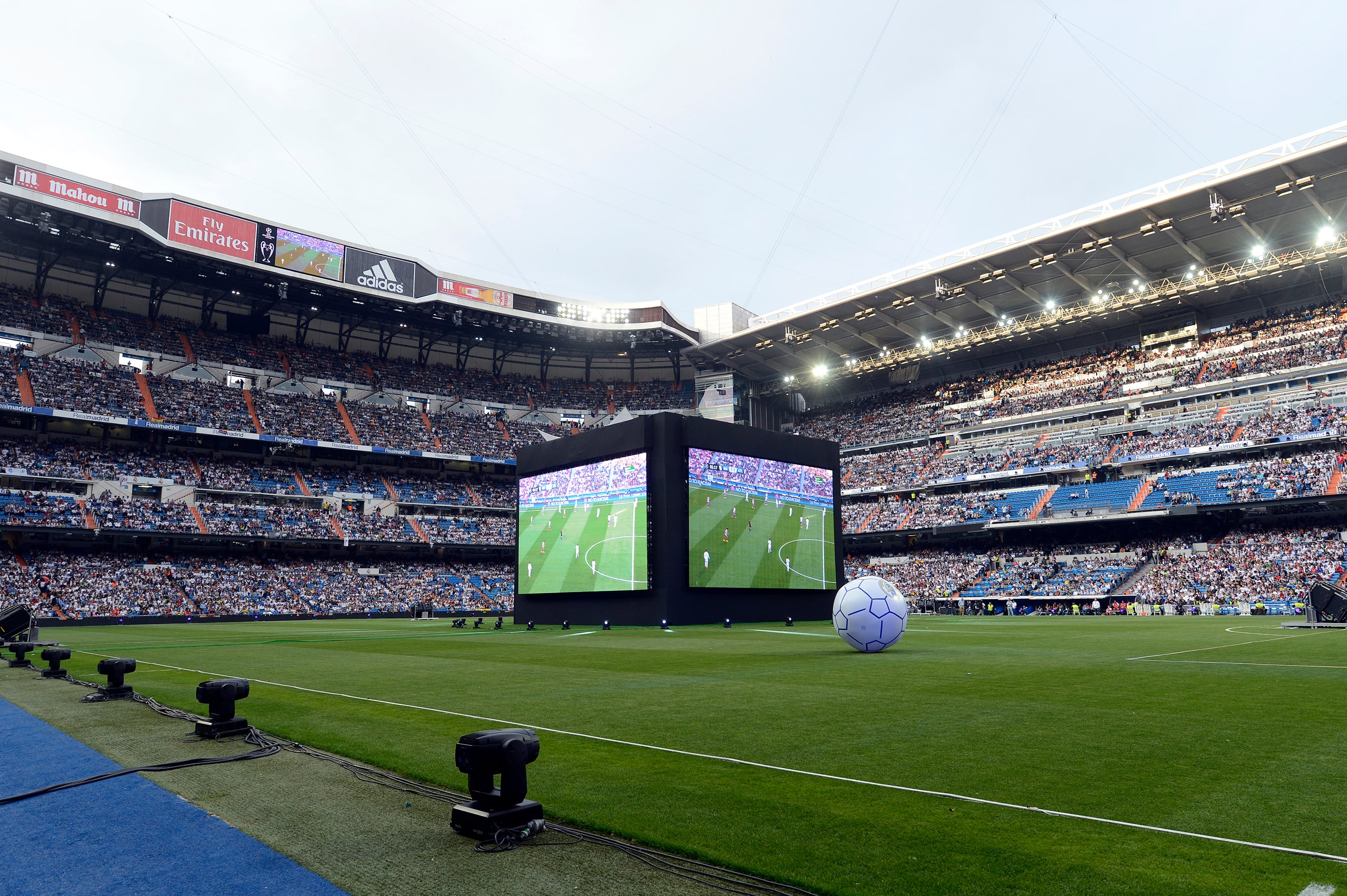 Pantallas gigantes en una final de la Champions League en el Santiago Bernabéu (Photo by Evrim Aydin/Anadolu Agency/Getty Images)