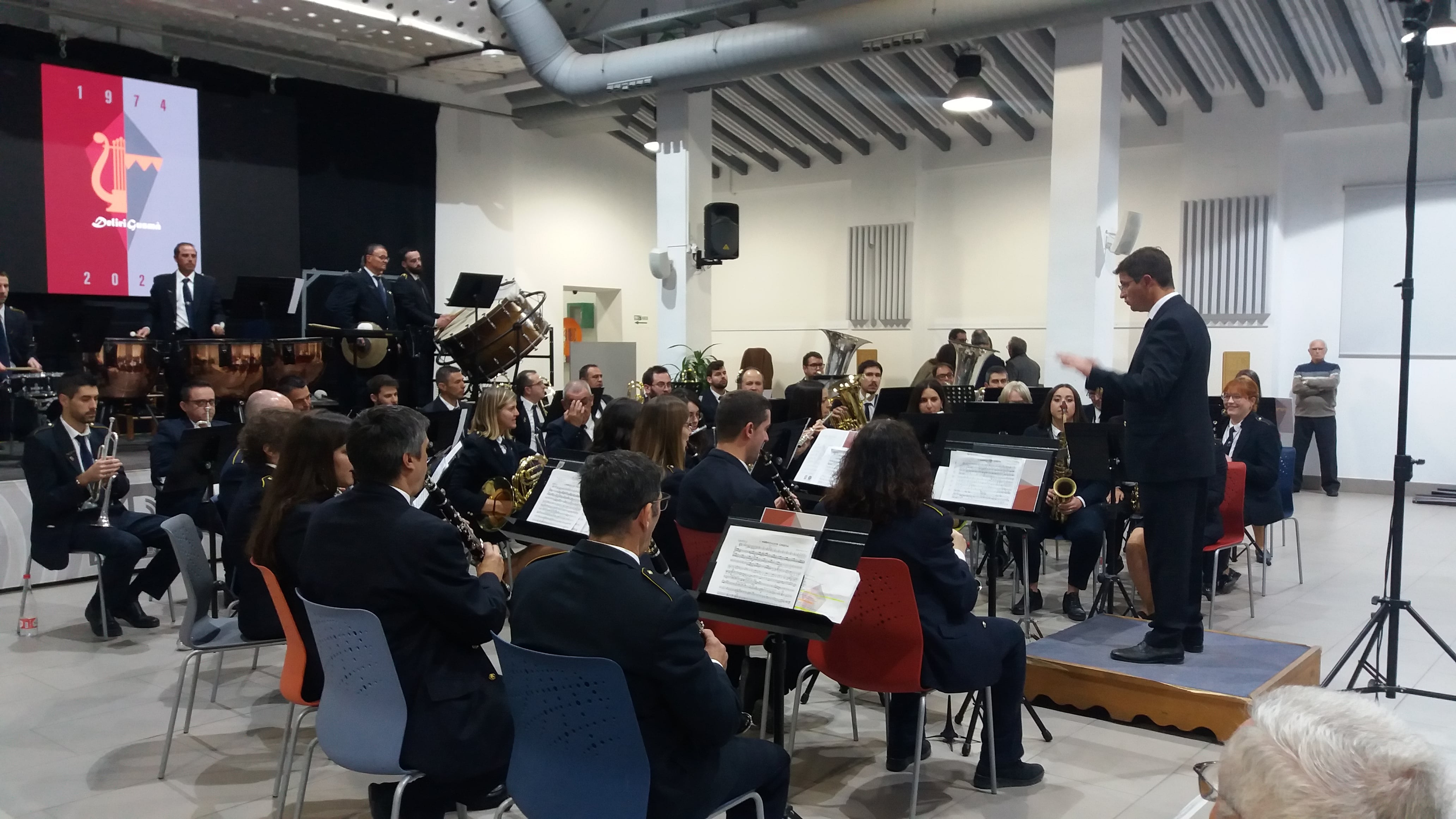 L&#039;Agrupació Musical El Deliri de Gorga, dirigida por Miquel Nadal Bonet, en el concierto celebrado el 24 de febrero en la sala Àgora de Alcoy.