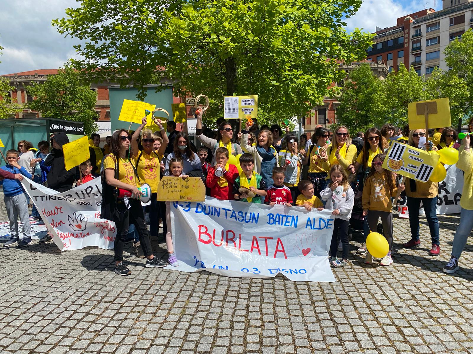 Padres, niños y educadores de Navarra salen a las calles de Pamplona para pedir una mejora en las escuelas infantiles
