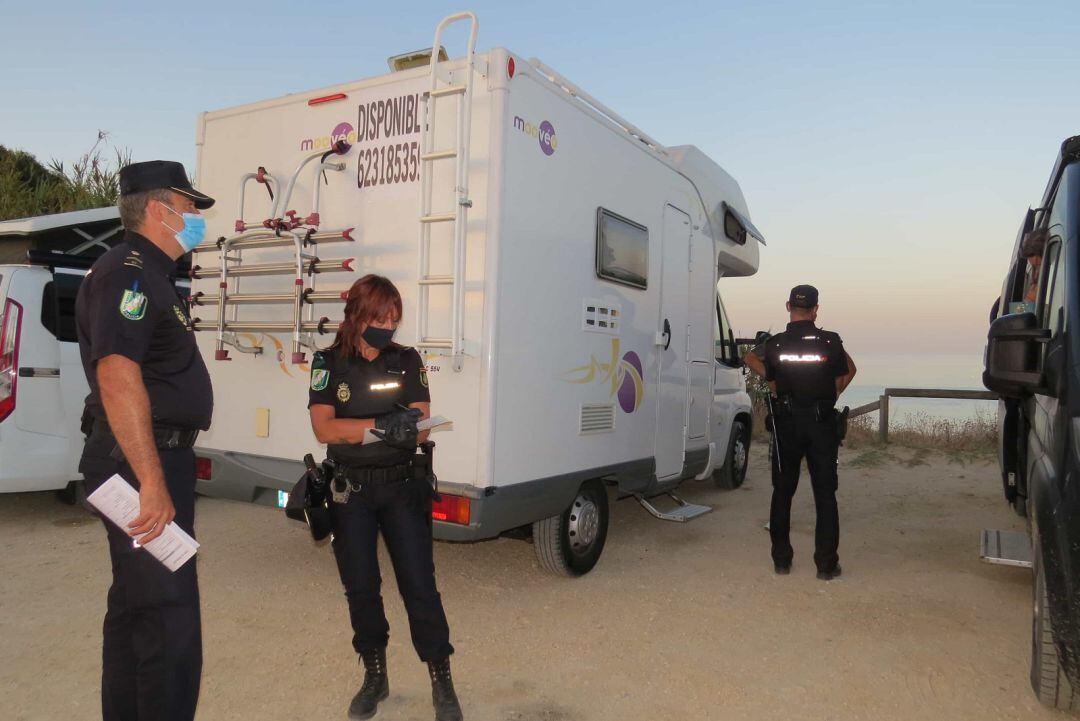 Agentes multan a una de las caravanas.