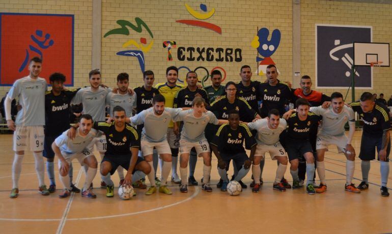 Los jugadores del Santiago Futsal con los reclusos de Teixeiro