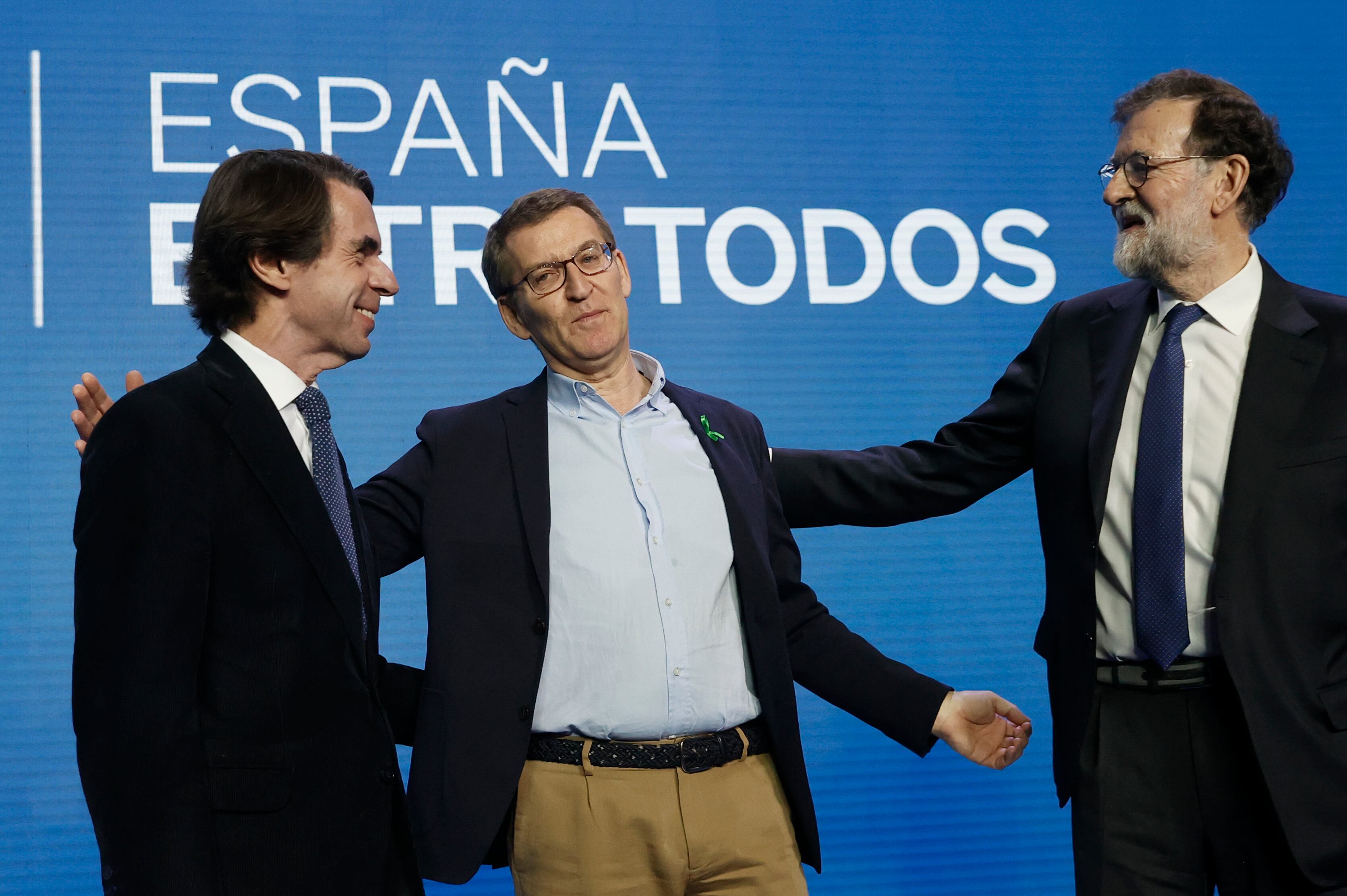 El líder del PP, Alberto Núñez Feijóo (c), oficia este fin de semana en Valencia un nuevo acto de precampaña electoral en forma de Intermunicipal, para el que ha movilizado a todo el partido, incluidos los expresidentes del Gobierno José María Aznar (i) y Mariano Rajoy (d).