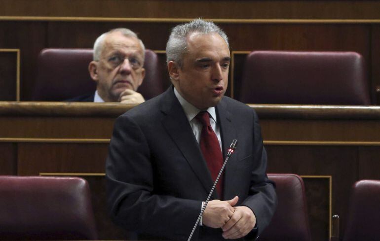 El diputado socialista Rafael Simancas durante su intervención en la sesión de control al Ejecutivo en el Congreso