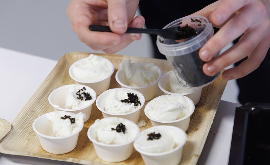 Un centenar de personas aprenden sobre la utilización de los insectos en la alta cocina en la primera sesión del ciclo “Chef y Ciencia” de la UPNA