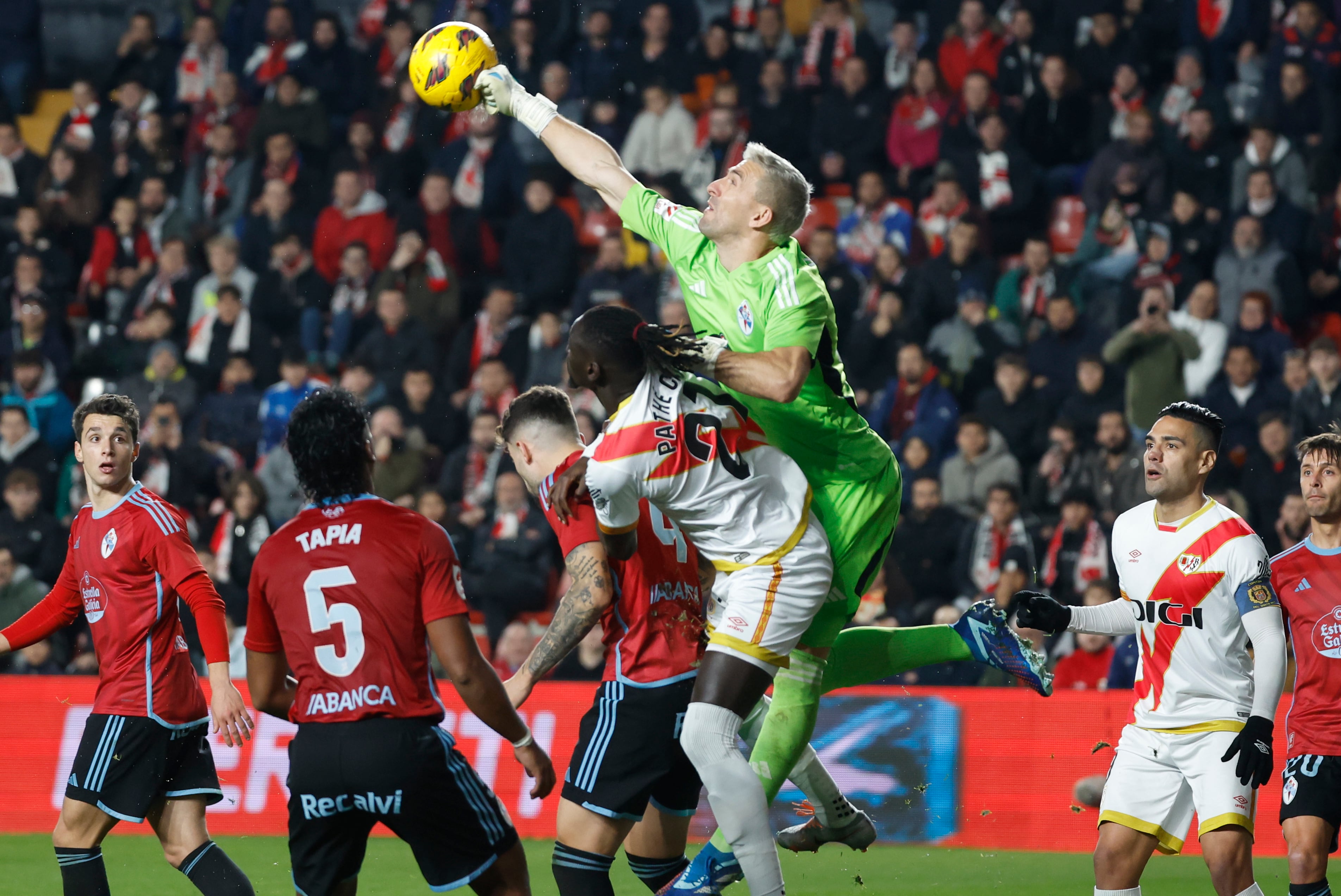 MADRID, 11/12/2023.- El portero del Celta, Vicente Guaita (2-d) despeja un balón ante Pathé Ciss (3-d), del Rayo Vallecano, durante el partido de LaLiga en Primera División que Rayo Vallecano y Celta de Vigo disputan este lunes en el estadio de Vallecas, en Madrid. EFE/Juanjo Martín
