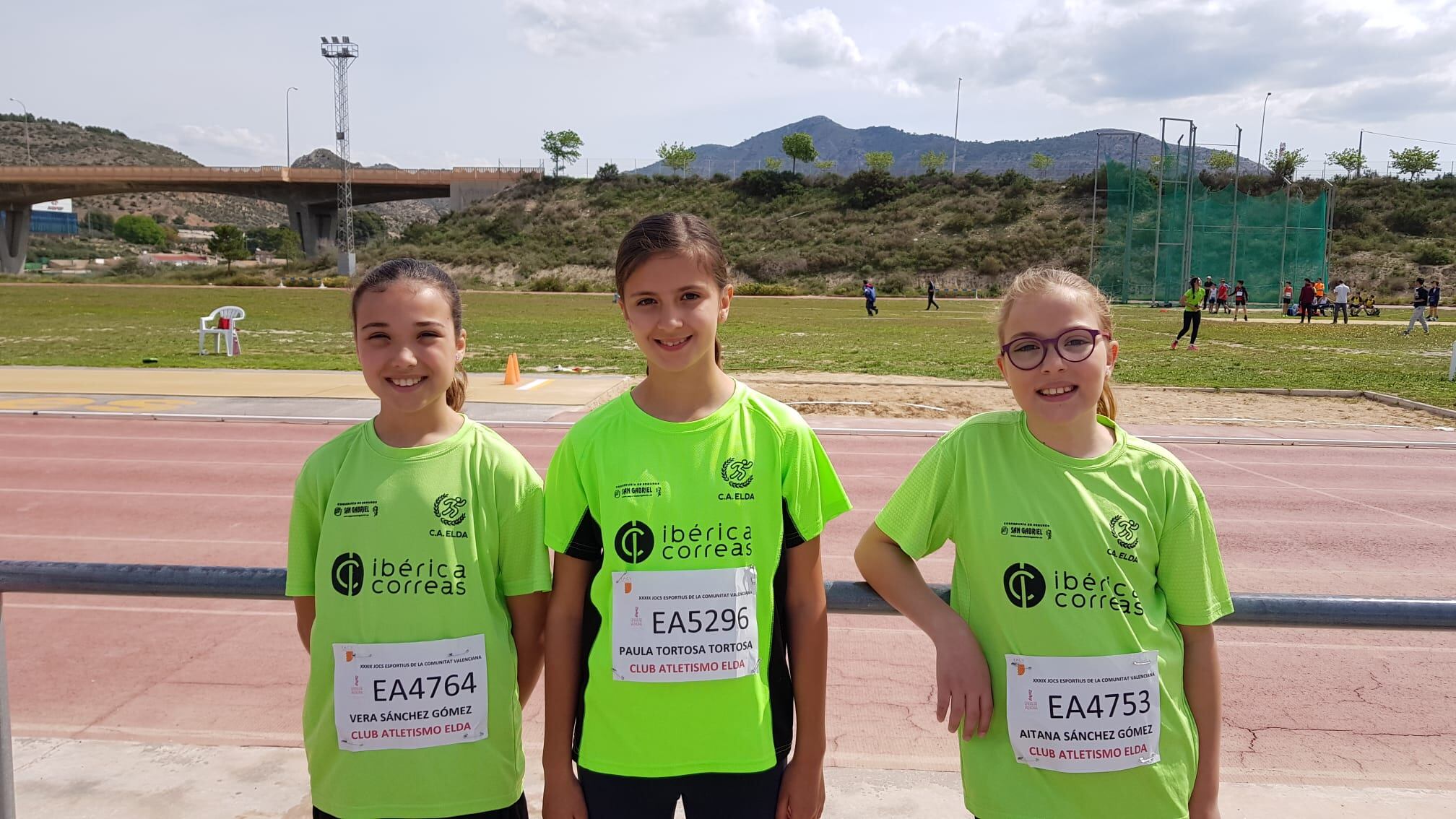 Jóvenes atletas del Club Atletismo Elda en el control de Elda