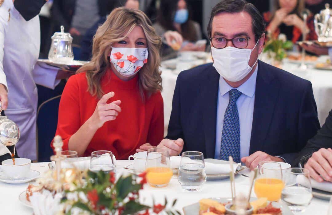 La vicepresidenta segunda y ministra de Trabajo y Economía Social, Yolanda Díaz, conversa con el presidente de la CEOE, Antonio Garamendi, y el presidente de ATA, Lorenzo Amor