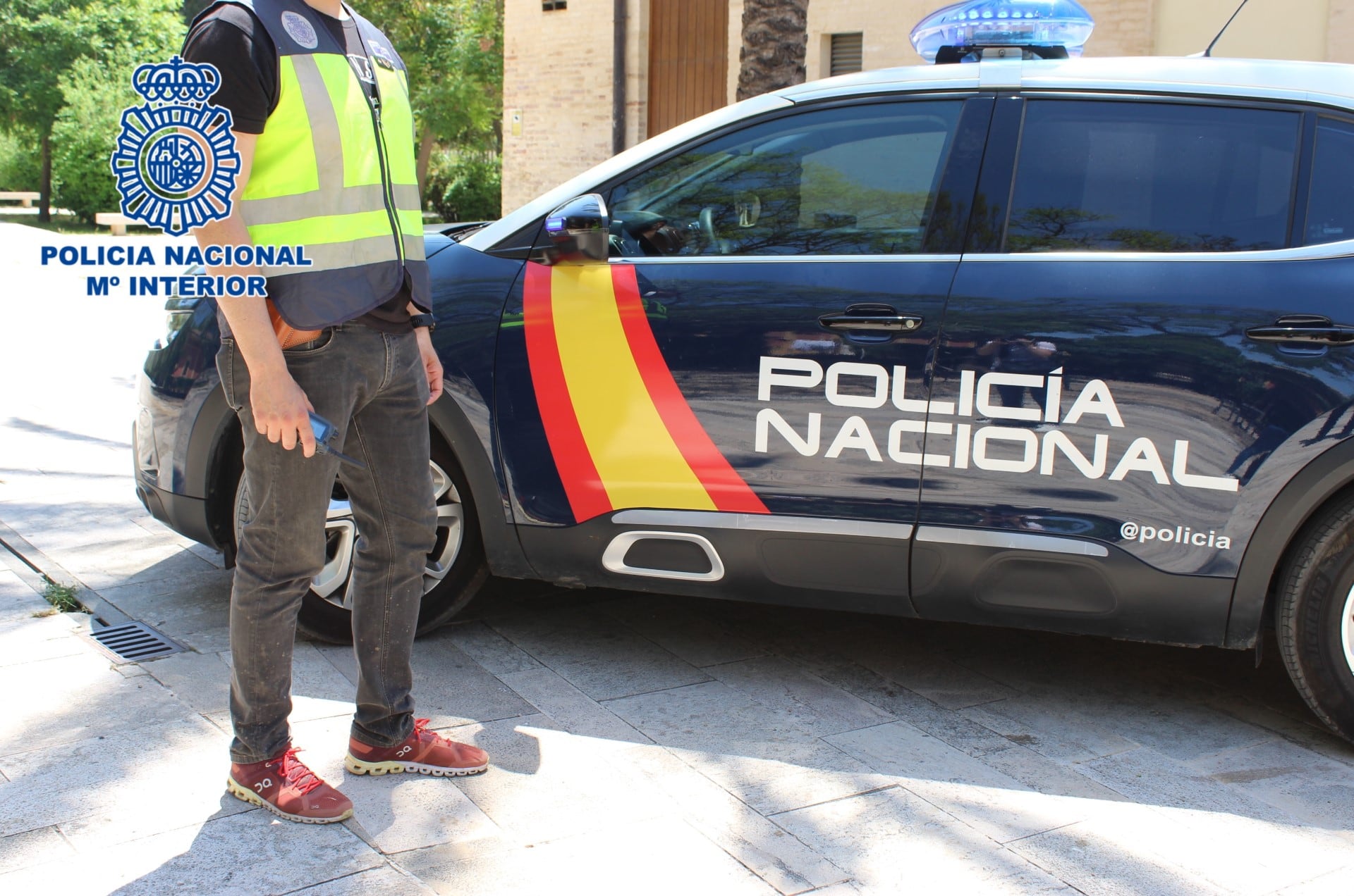 Agente y vehículo policial