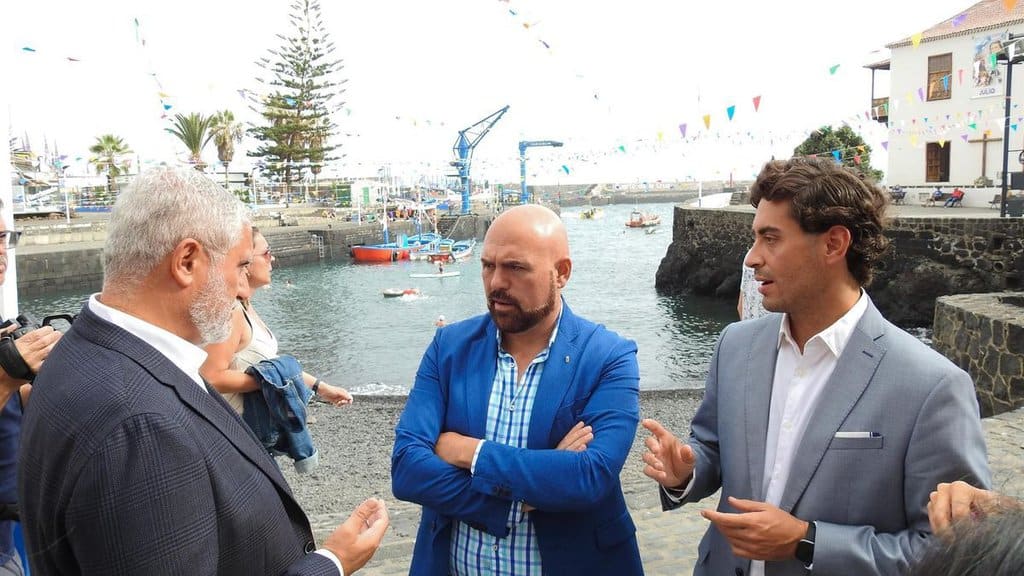 Fernando Miñarro (derecha) junto al alcalde de Puerto de la Cruz (centro) / EFE