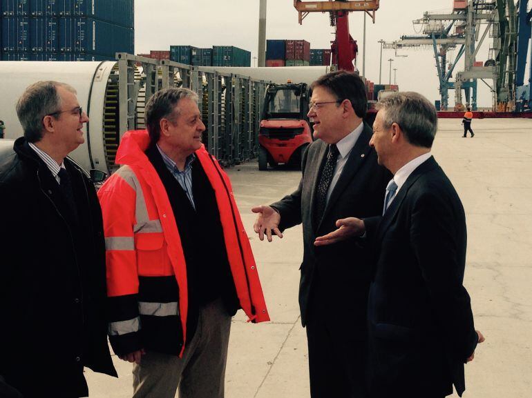 El president de la Generalitat, Ximo Puig, durante el transcurso de su visita al Puerto de Castellón.
