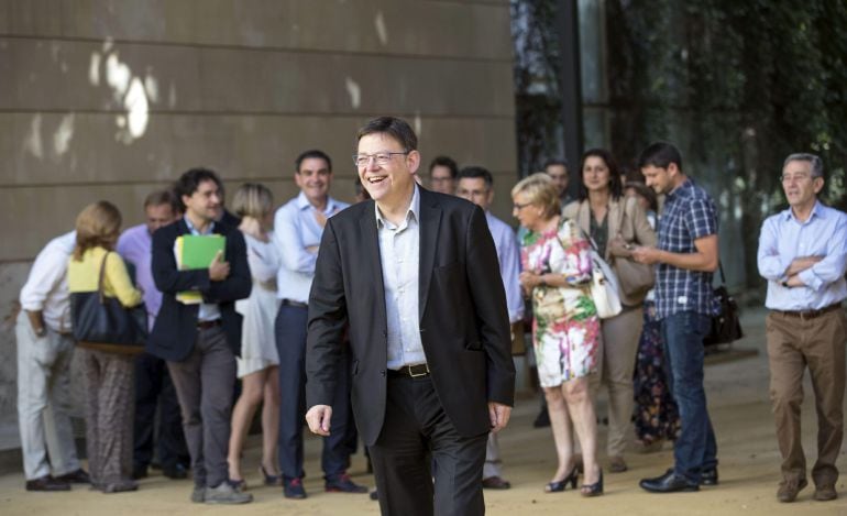 El candidato socialista a la Presidencia de la Generalitat y secretario general del PSPV-PSOE, Ximo Puig, junto a los diputados del prupo parlamentario socalista de Les Cortes Valencianes esta mañana antes del comienzo de la reunión que han mantenido