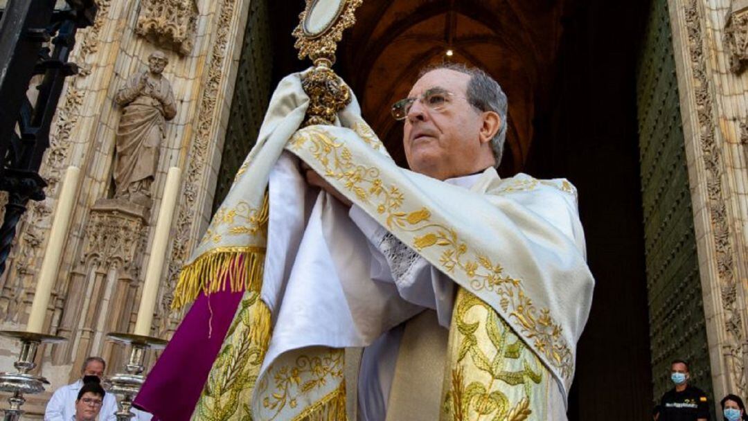 Monseñor Asenjo bendice a los fieles con el Santísimo en el Corpus Christi de 2020