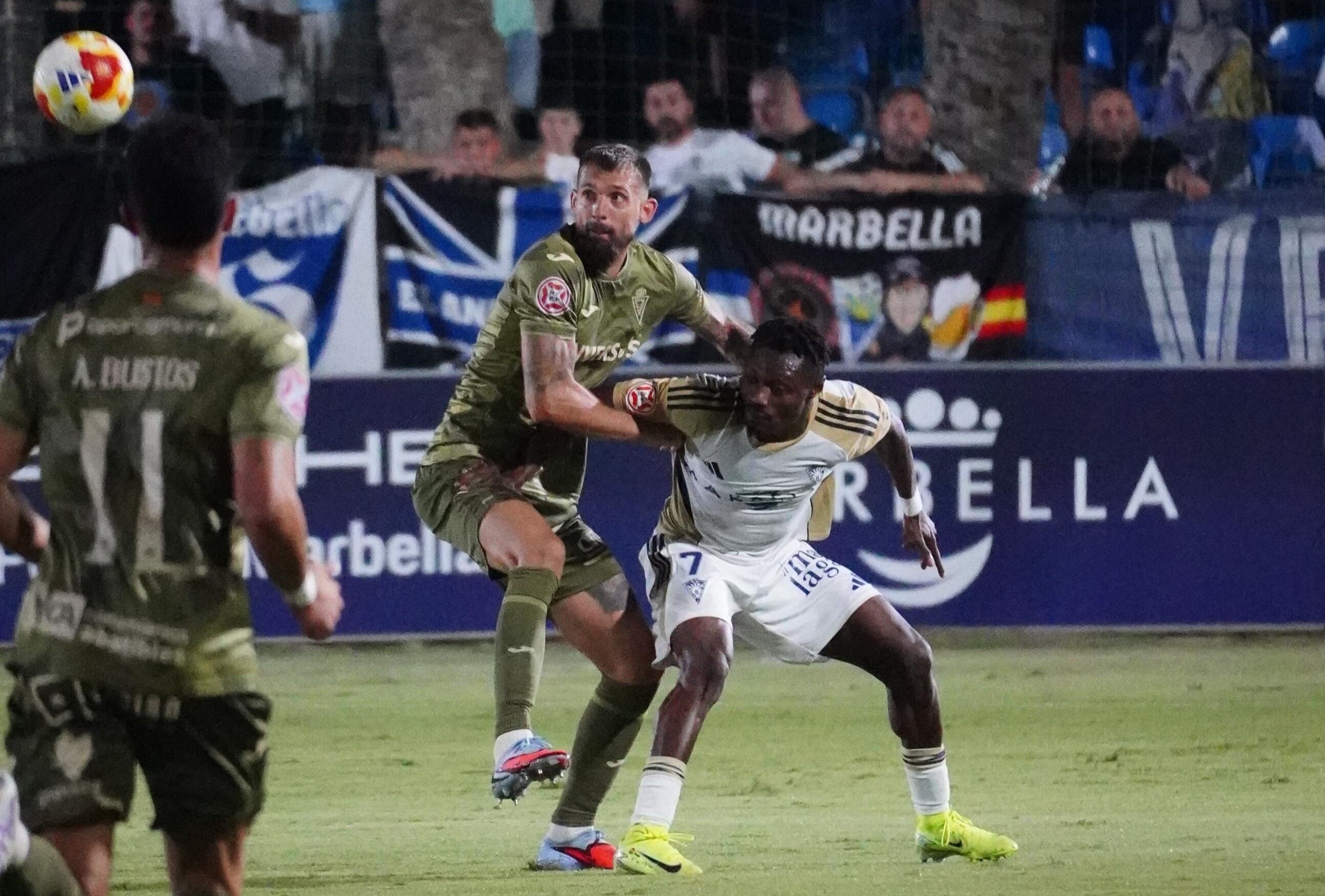 Saveljich, jugador del Real Murcia defiende un balón en Marbella.