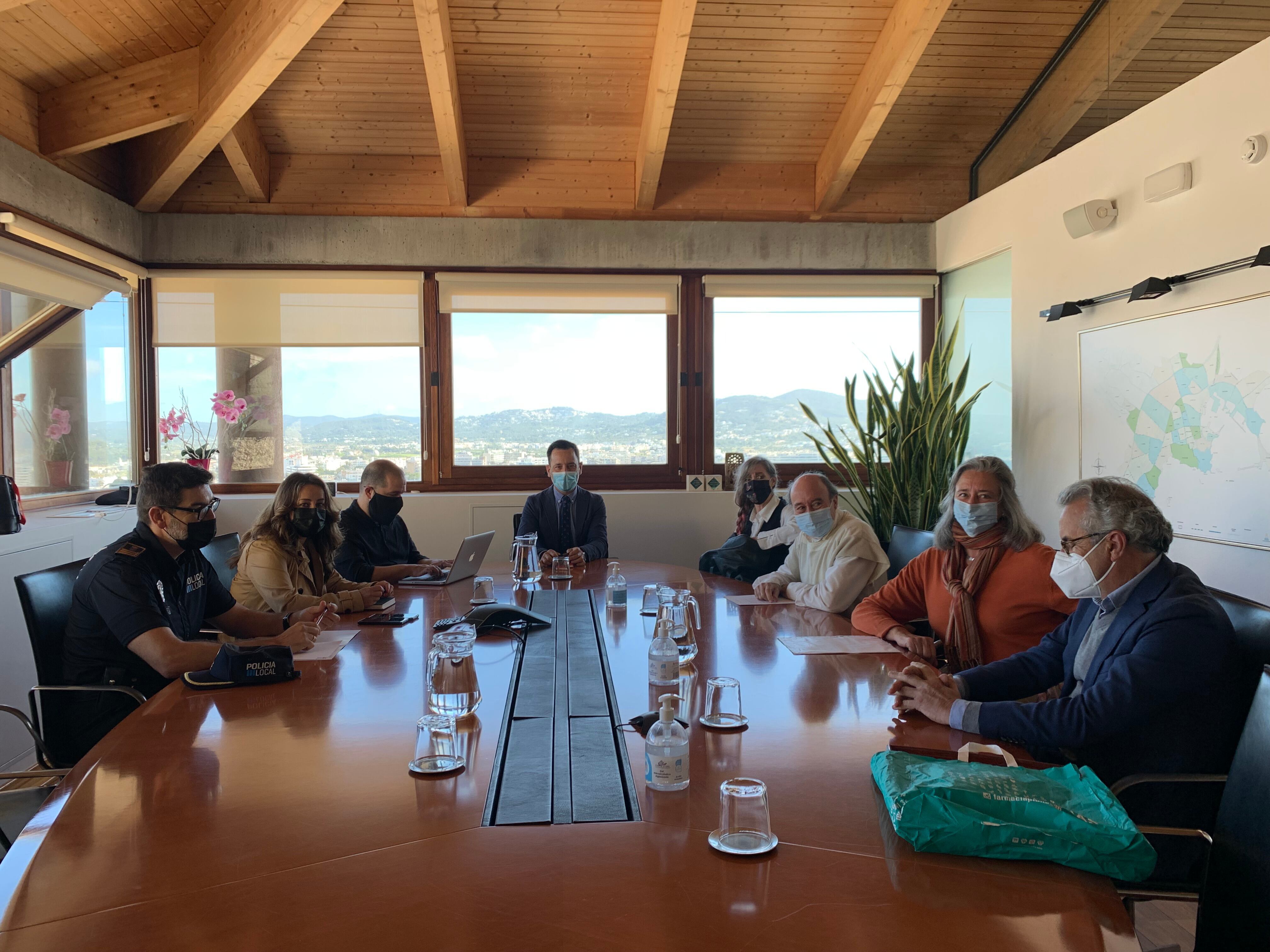 Un momento durante la reunión con los vecinos